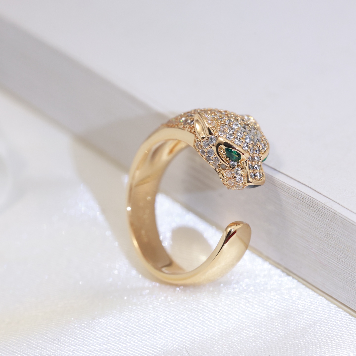 CTR015 18K Panthère de Cartier ring, medium model, half-paved - ccjewelryacc