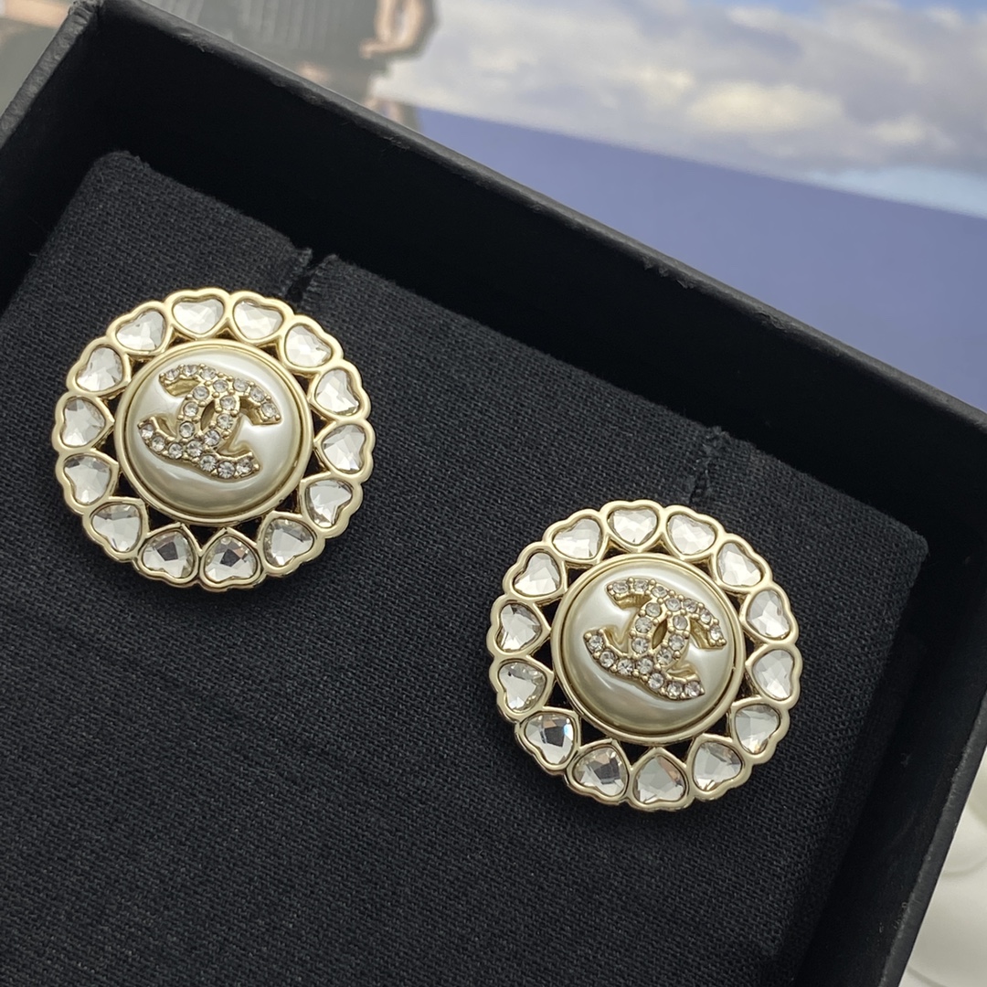 CCE359 Chanel heart crystal Round stud earrings for women - ccjewelryacc