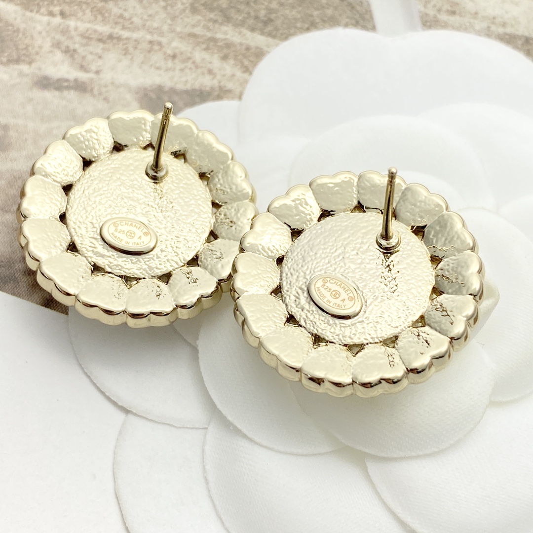CCE359 Chanel heart crystal Round stud earrings for women - ccjewelryacc