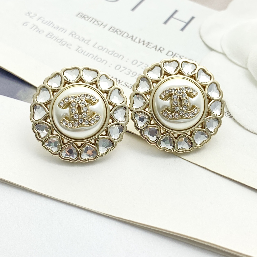 CCE359 Chanel heart crystal Round stud earrings for women - ccjewelryacc