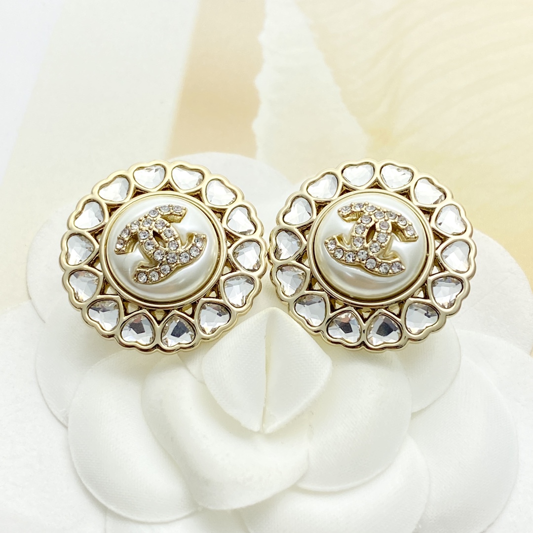 CCE359 Chanel heart crystal Round stud earrings for women - ccjewelryacc