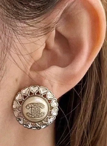 CCE359 Chanel heart crystal Round stud earrings for women - ccjewelryacc