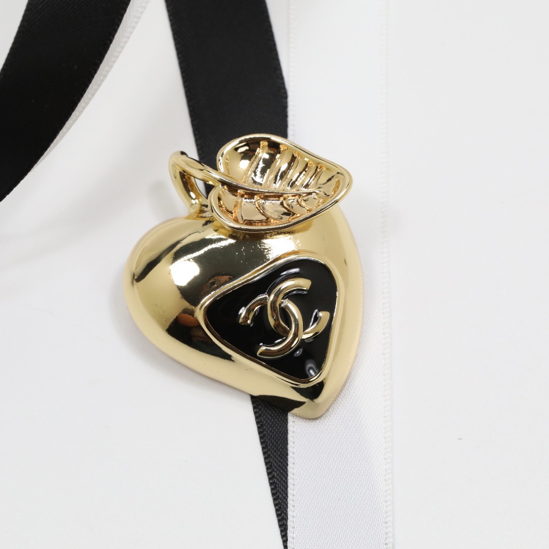 BCB599 Chanel strawberry-shaped leaf black enamel brooch - ccjewelryacc