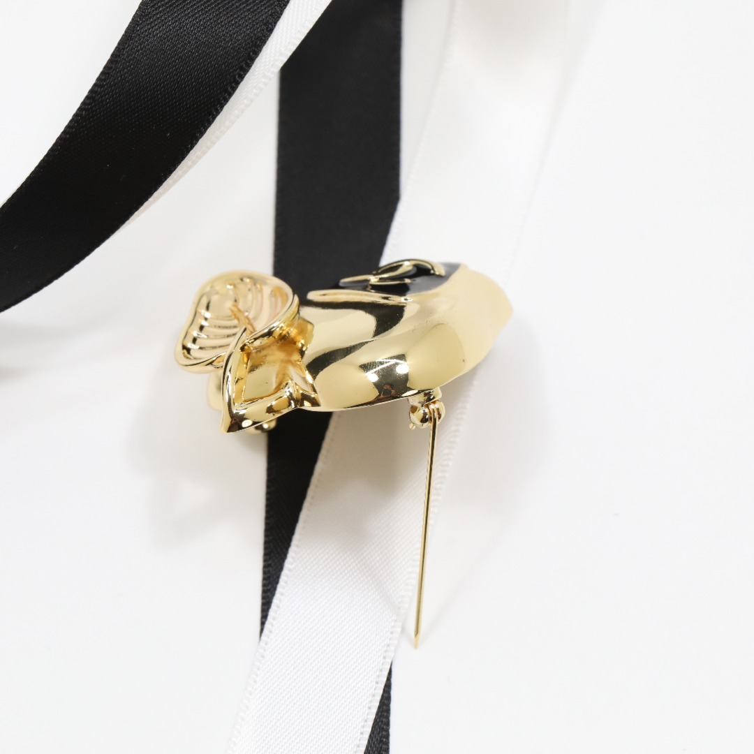 BCB599 Chanel strawberry-shaped leaf black enamel brooch - ccjewelryacc