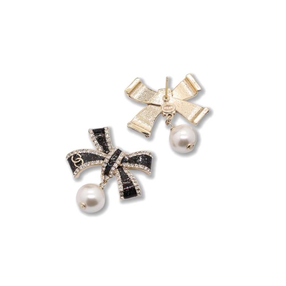 CCE366 Chanel black enamel bow pearl drop earrings for women - ccjewelryacc