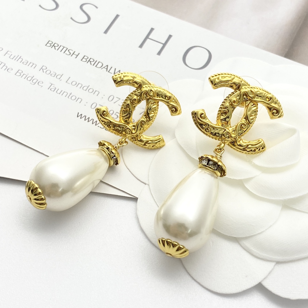 CCE530 Chanel Gold embossment cc logo dropping pearl earrings - ccjewelryacc