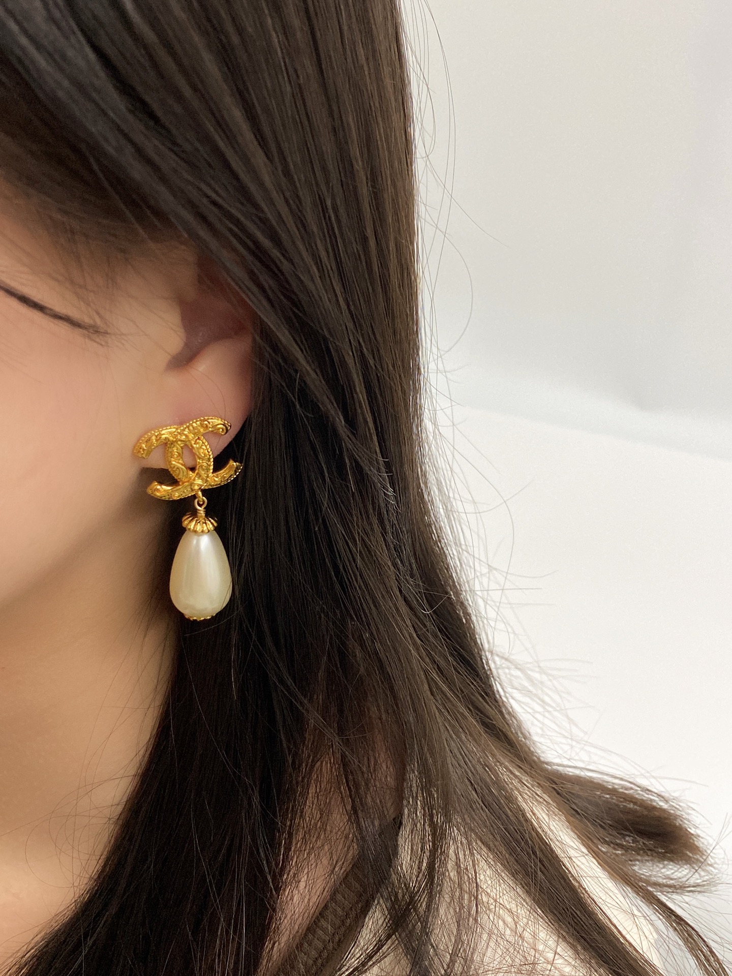 CCE530 Chanel Gold embossment cc logo dropping pearl earrings - ccjewelryacc