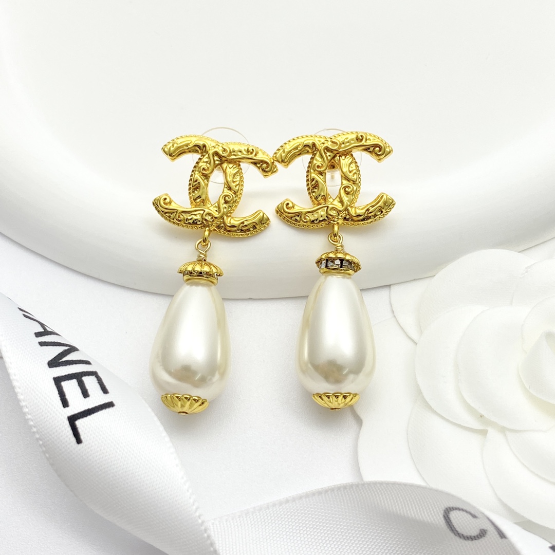 CCE530 Chanel Gold embossment cc logo dropping pearl earrings - ccjewelryacc