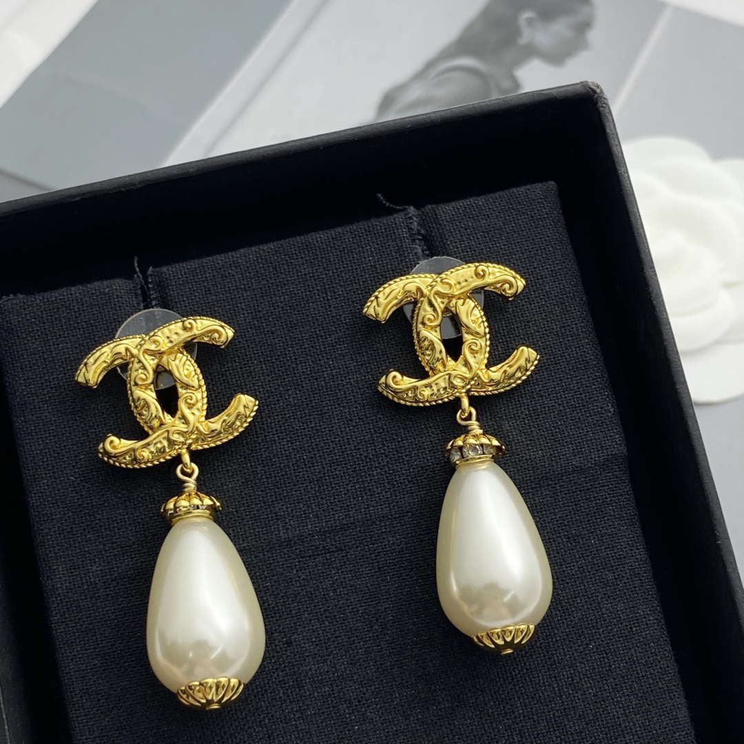 CCE530 Chanel Gold embossment cc logo dropping pearl earrings - ccjewelryacc