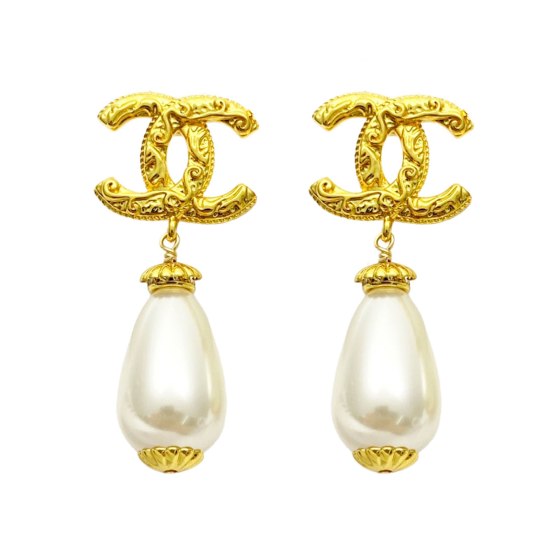 CCE530 Chanel Gold embossment cc logo dropping pearl earrings - ccjewelryacc