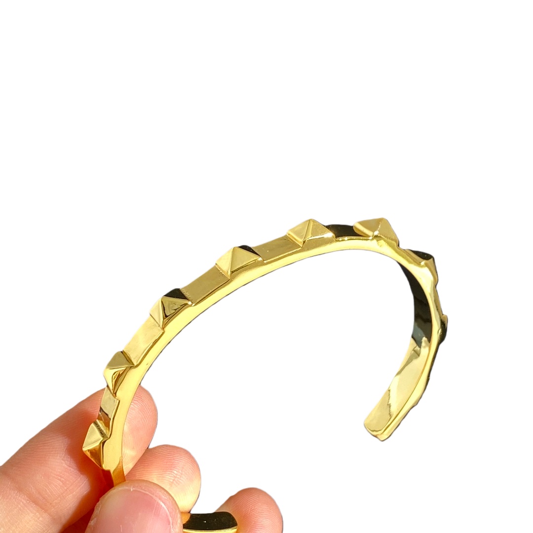 VTS029 V logo rockstud bangle bracelet - ccjewelryacc