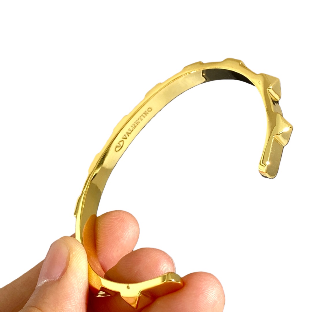 VTS029 V logo rockstud bangle bracelet - ccjewelryacc