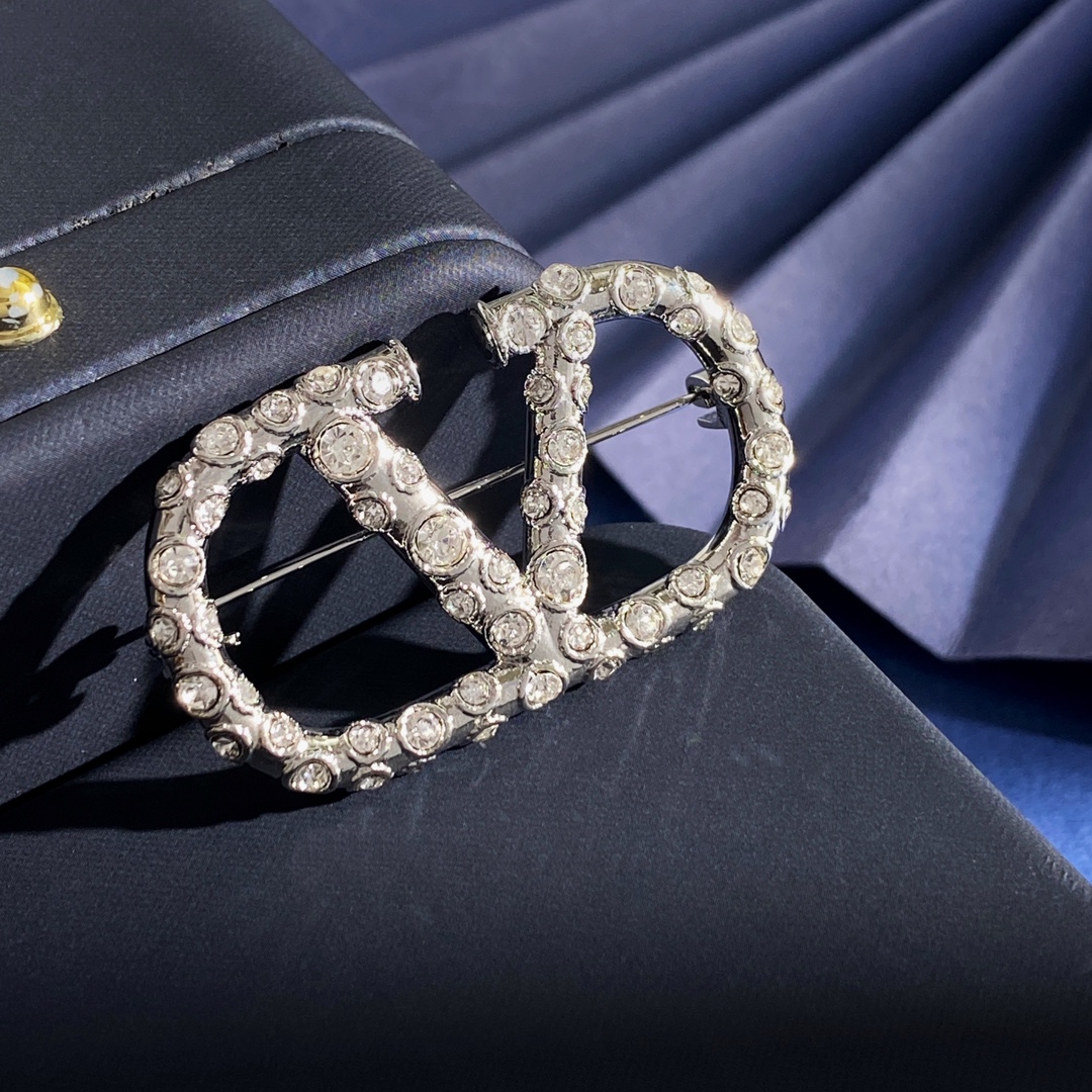 VTB006 Valentino Garavani Pin & brooche - ccjewelryacc