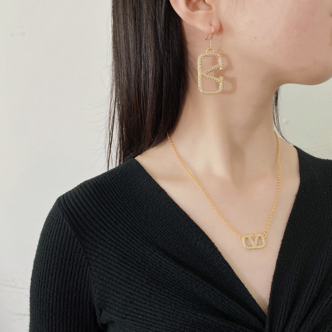 VTN022 Valentino Garavani  vlogo crystal necklace - ccjewelryacc