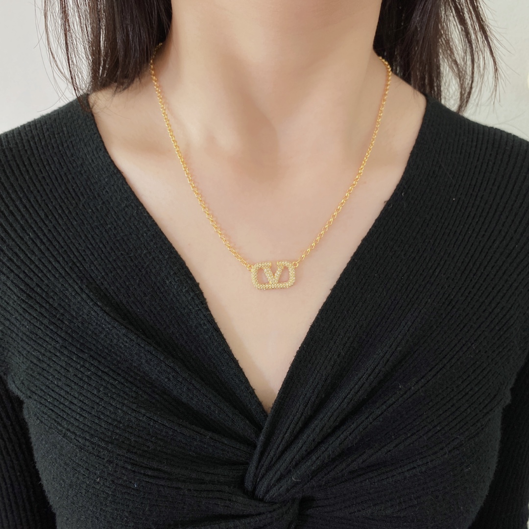 VTN022 Valentino Garavani  vlogo crystal necklace - ccjewelryacc