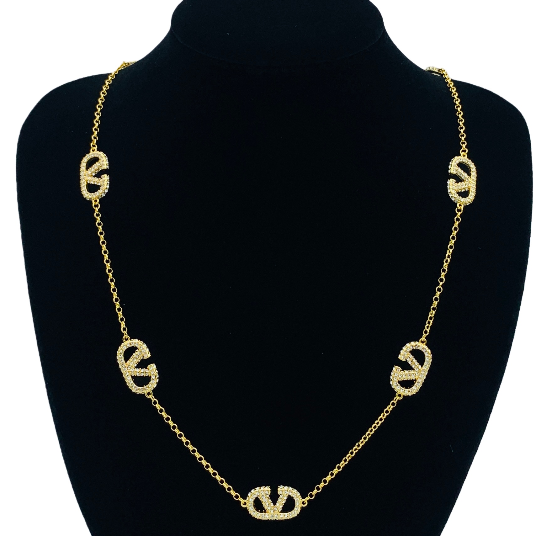 VTN004 Full crystal 8 V logo charm choker necklace - ccjewelryacc