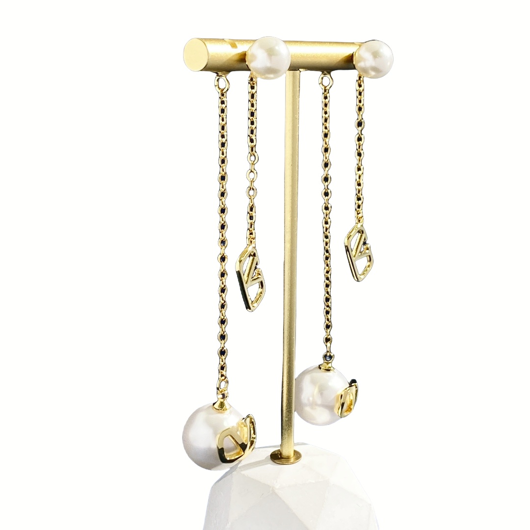 VTN035 Vlogo Signature Metal Necklace With Crystals And Pearls - ccjewelryacc