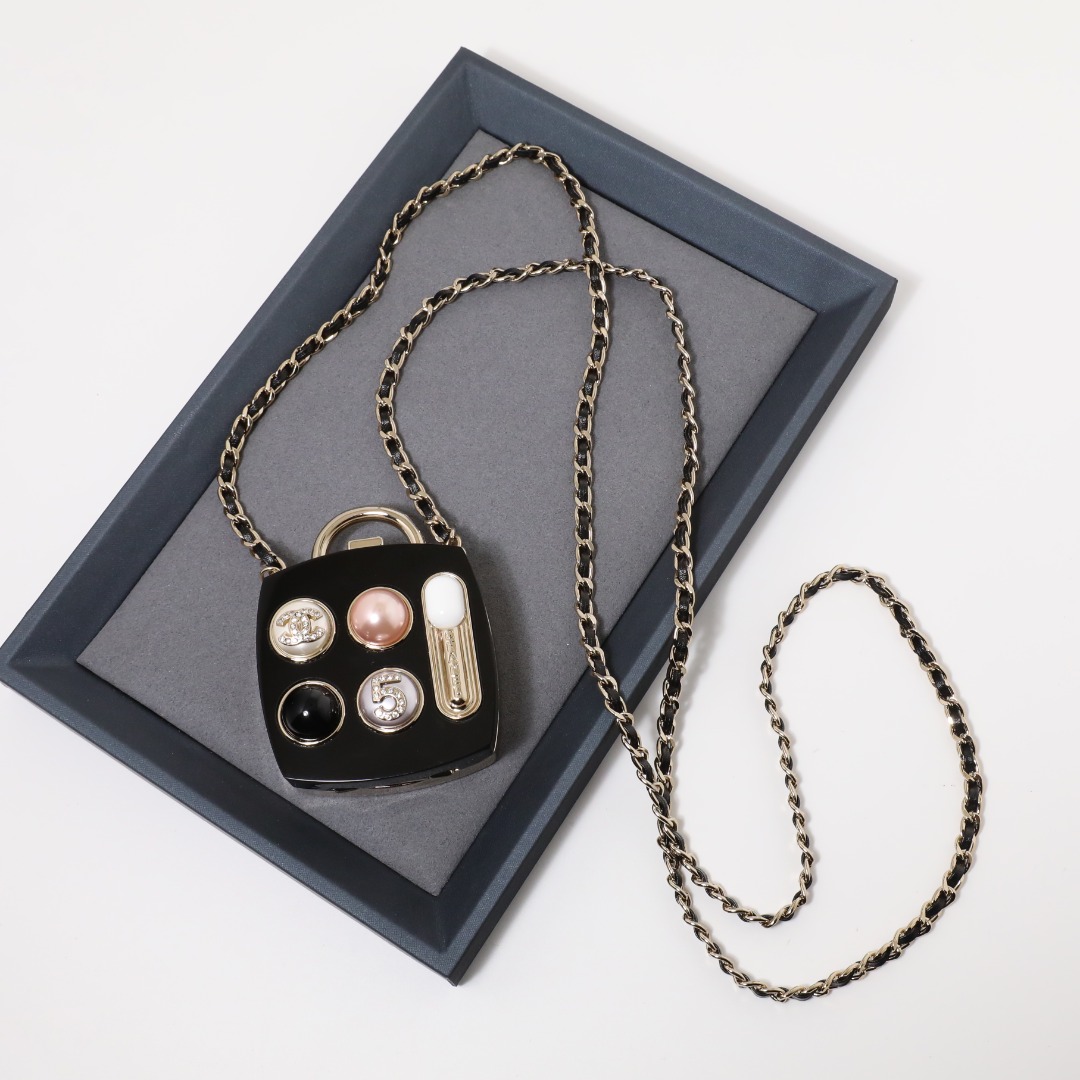 CCN095 Chanel Mini eyeshadow box long pendant necklace In Metal leater - ccjewelryacc
