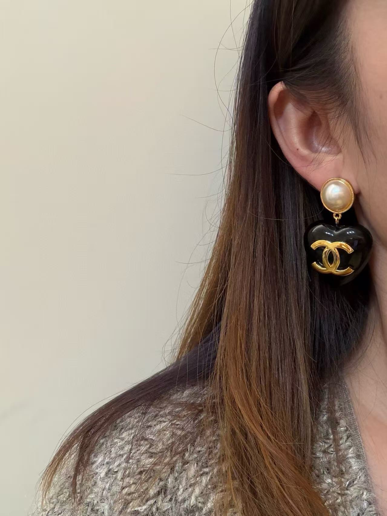 CCE201 Chanel CC pearl and black heart drop earring and necklace - ccjewelryacc