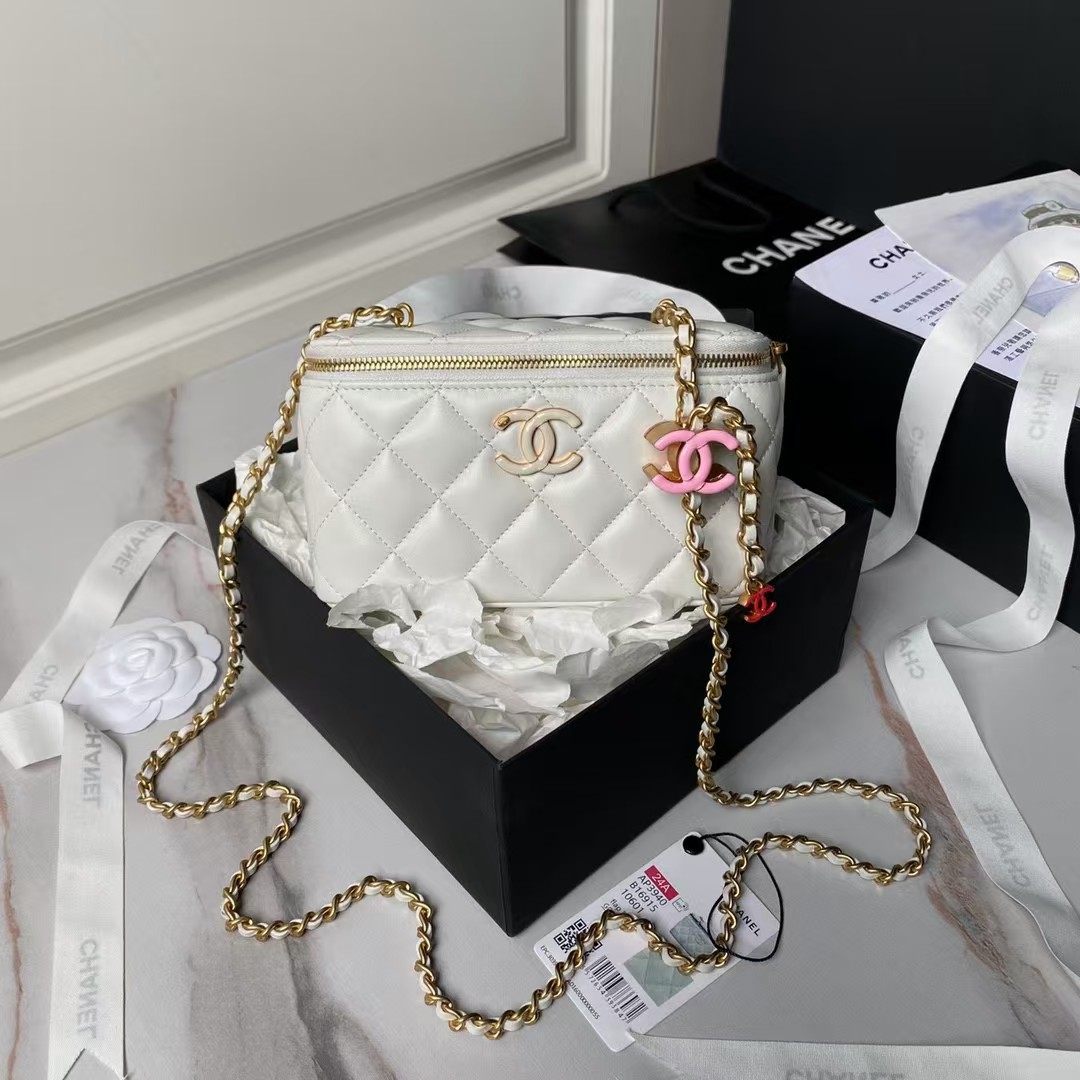 Chanel AP3940 Lambskin Cosmetic Bag Shiny Lambskin Enamel & Gold Metal White