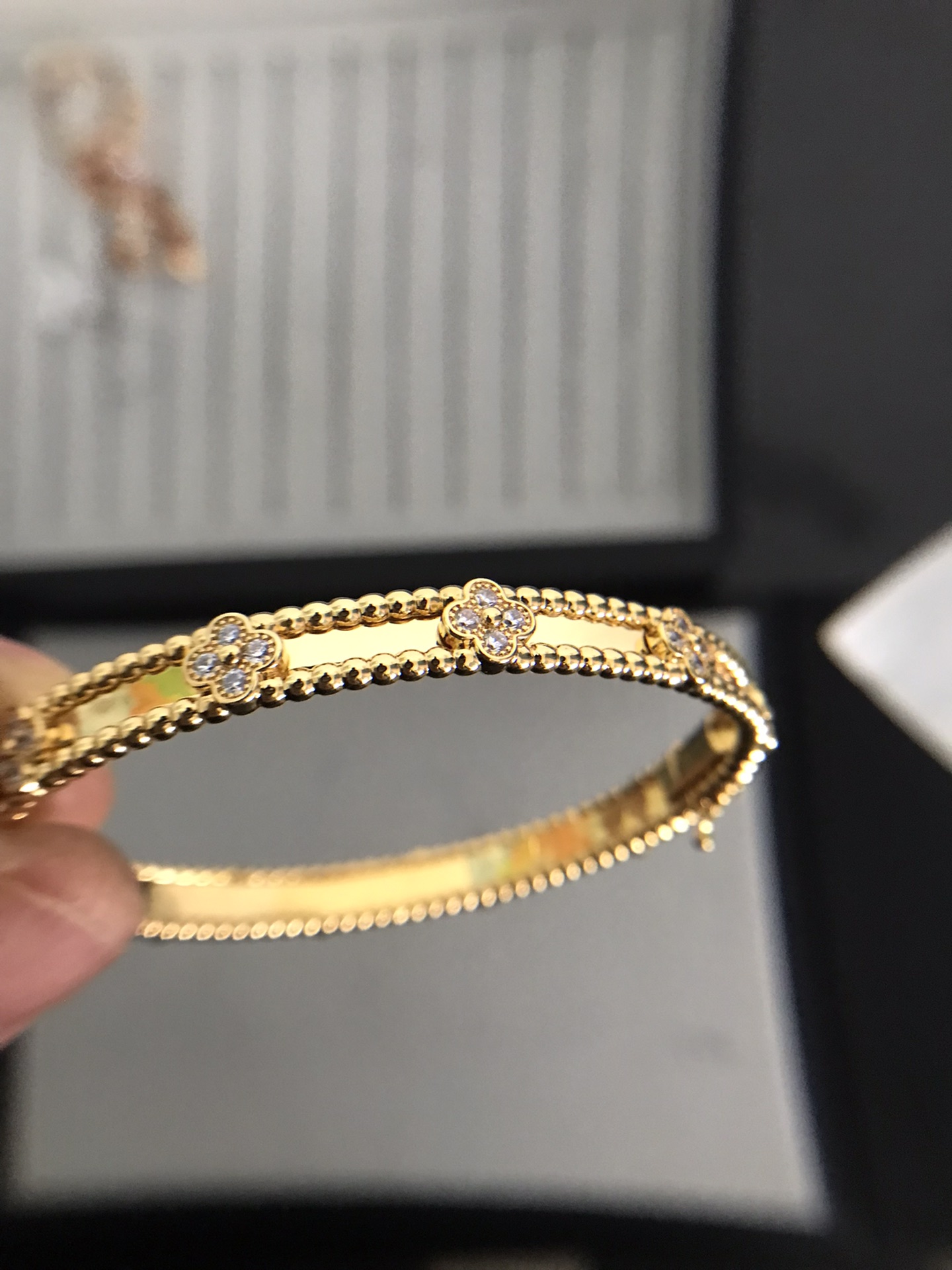 vca bangle, perlee clovers , thin, size 17, top quality