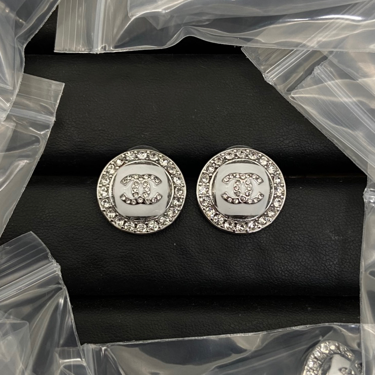 chanel earring, round with diamonds, top quality
