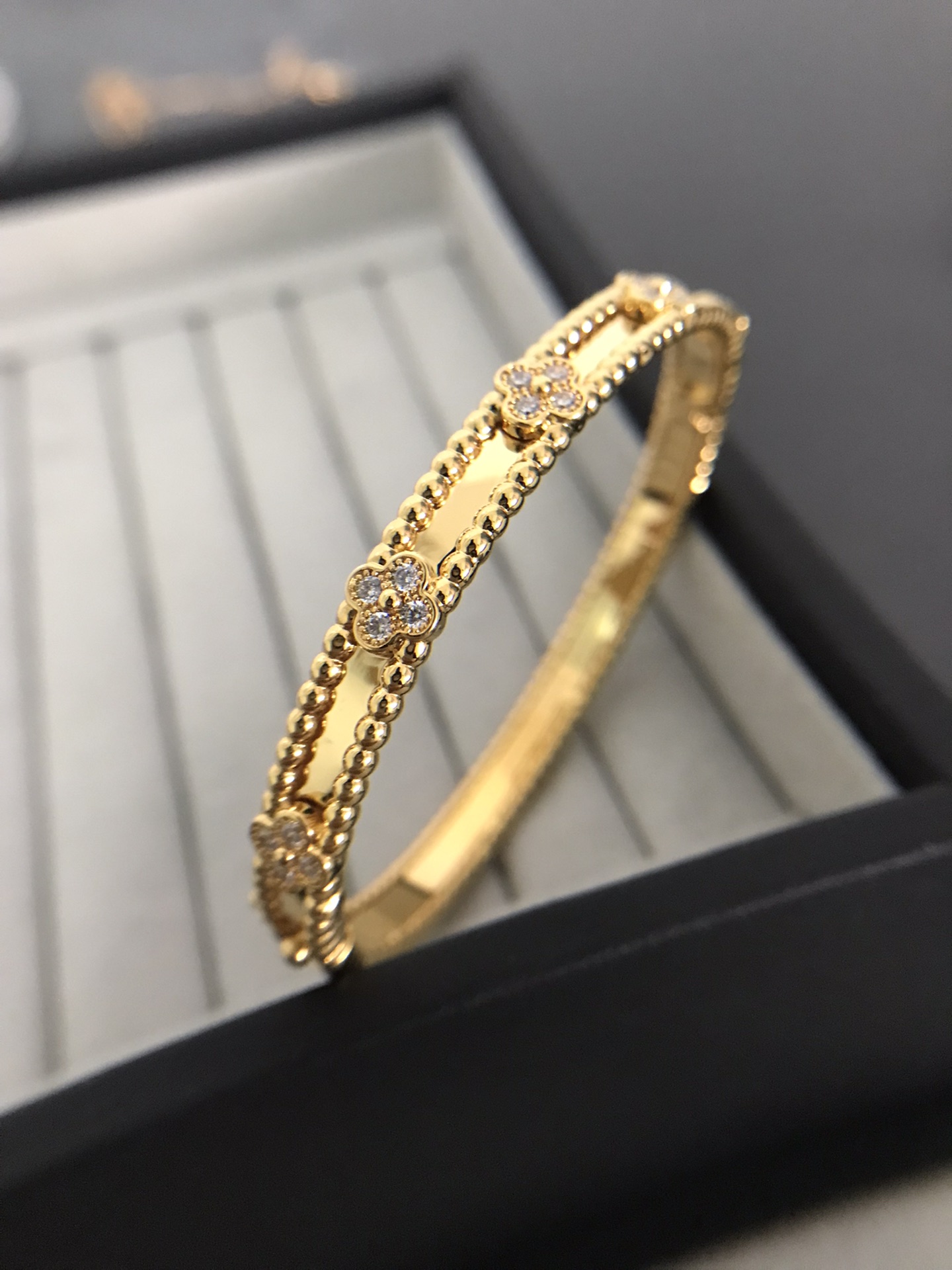 vca bangle, perlee clovers , thin, size 17, top quality