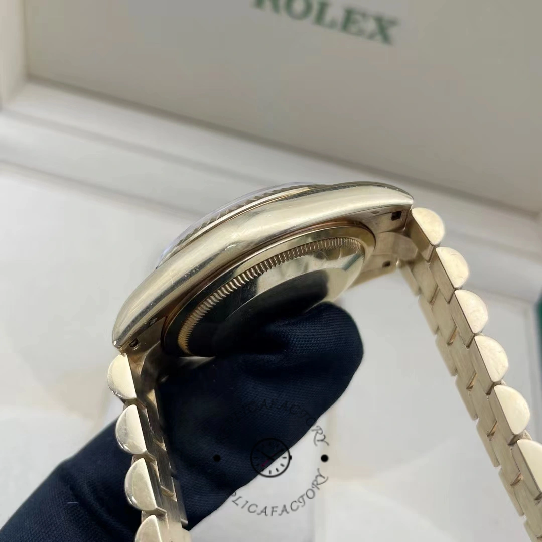 Rolex Day-Date 118238 Silver dial with diamonds