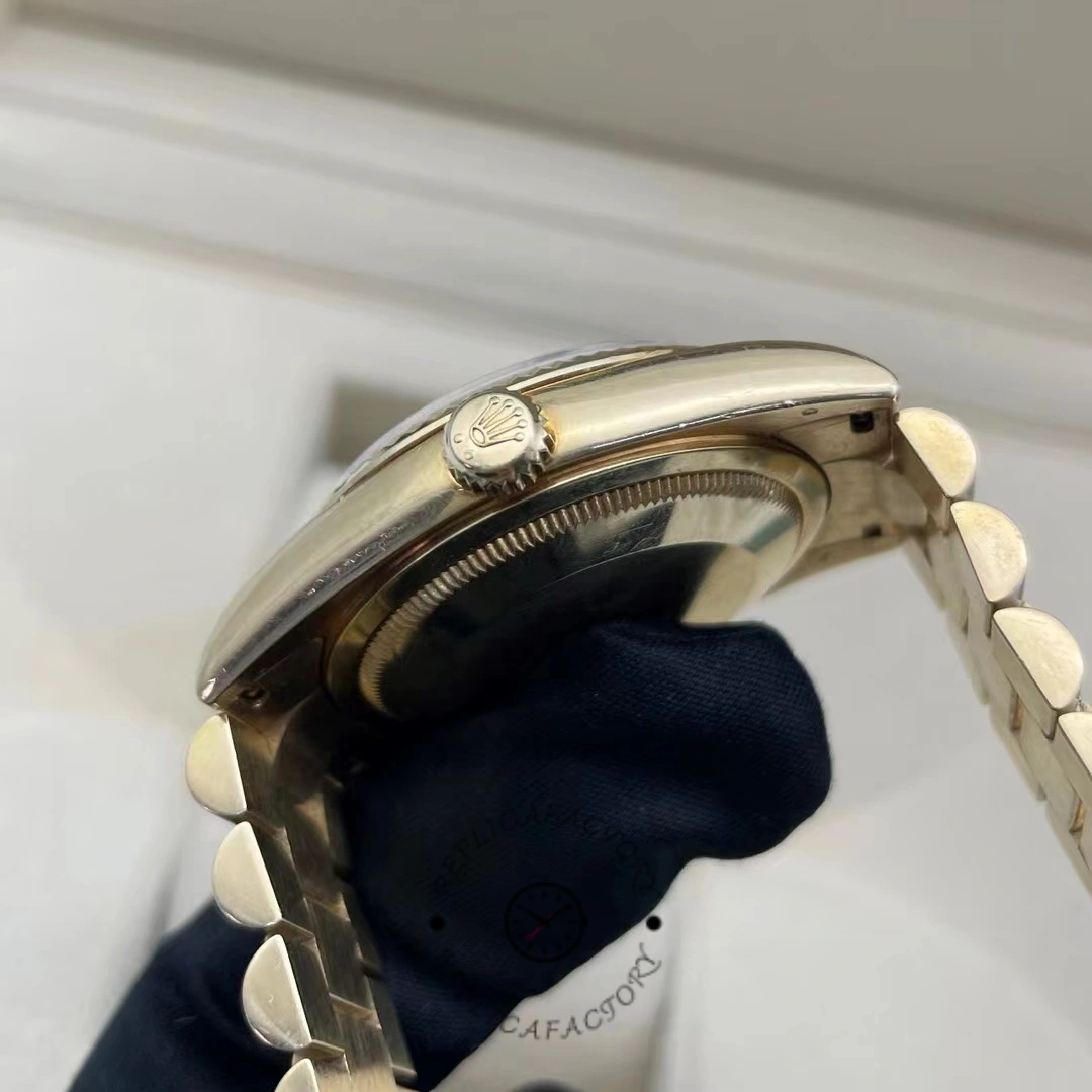 Rolex Day-Date 118238 Silver dial with diamonds