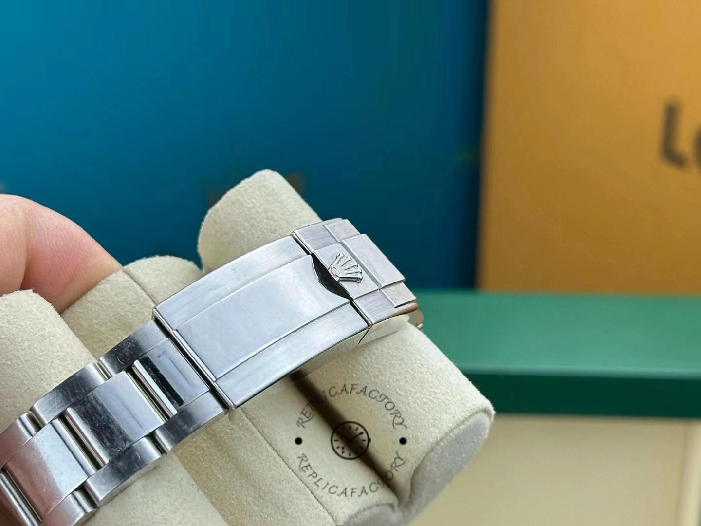 View of the closure of the Rolex Daytona 116506 showing the Rolex crown engraved on the folding clasp.