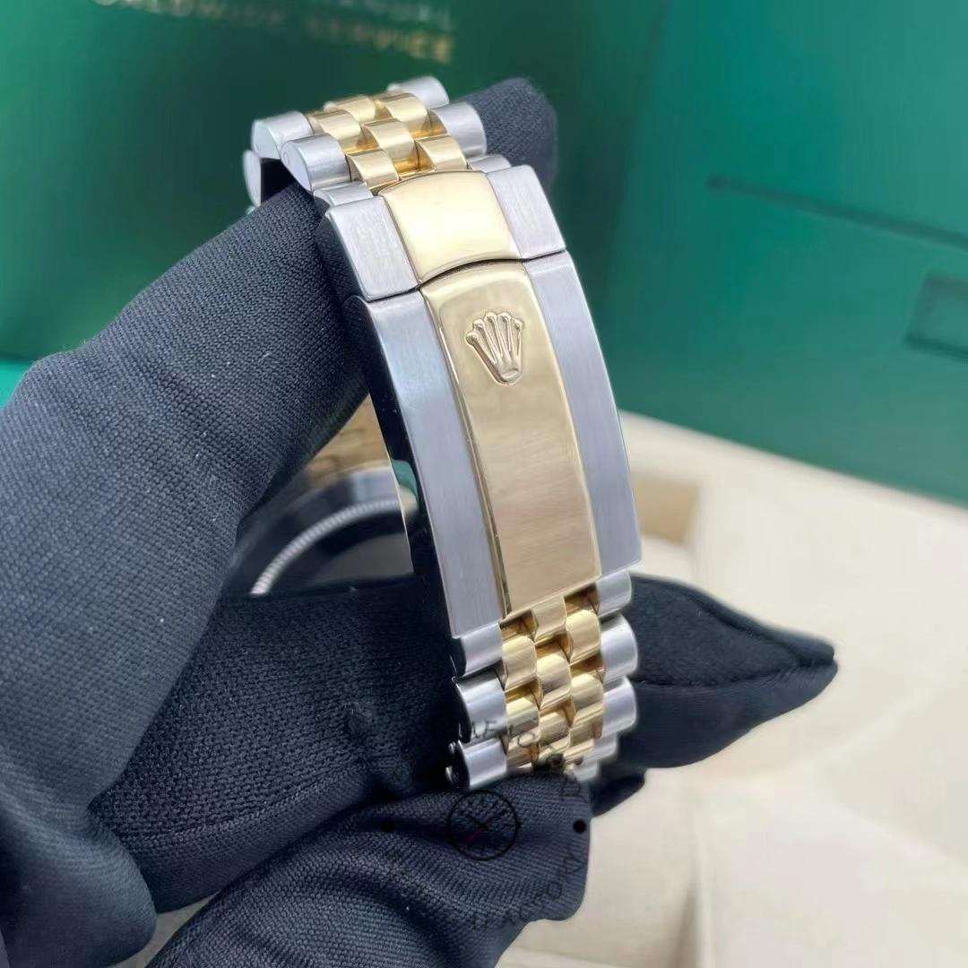 Closure view of the Rolex Datejust 41 126333 showing the gold clasp center plate and Jubilee bracelet.