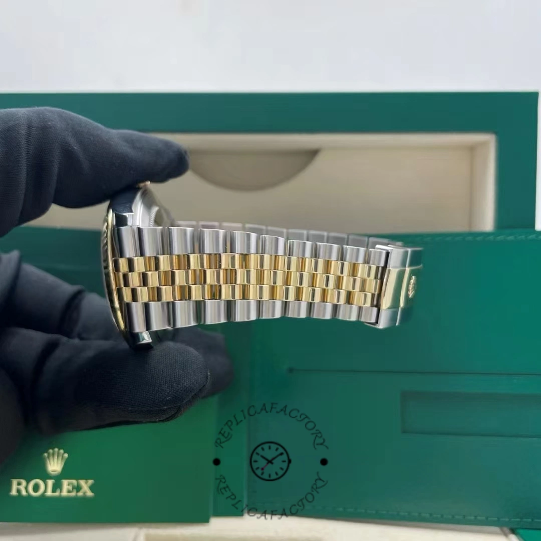 Side view of the Rolex Datejust 41 126333 bracelet showing the two-tone Jubilee links.