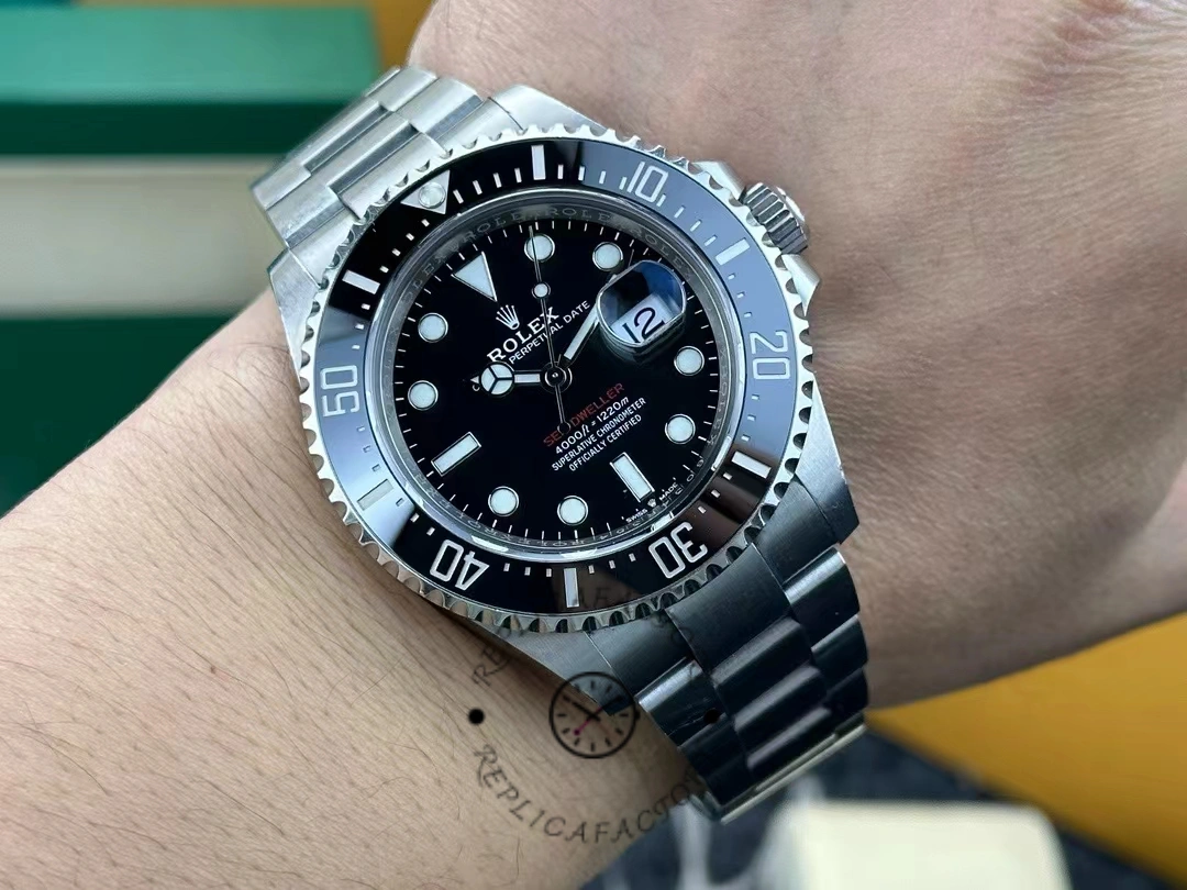Fotografía de muñeca del Rolex Sea-Dweller 126600-0002 en la mano, mostrando un estilo de buceo deportivo.