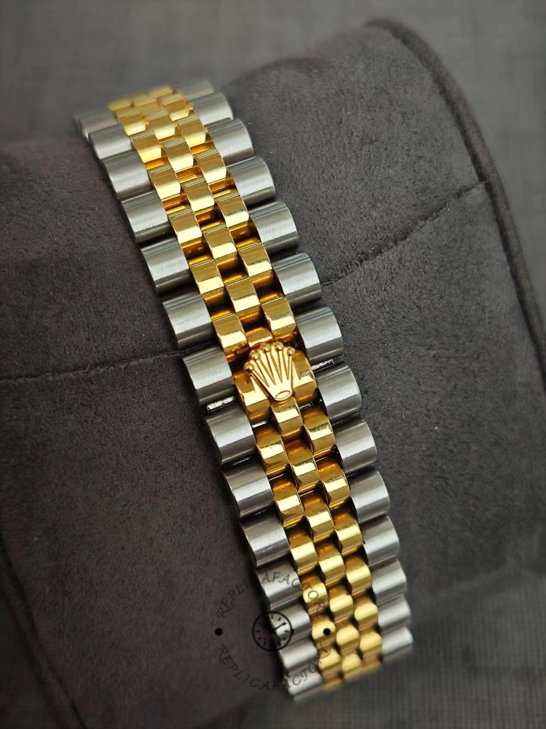 Rolex Datejust 31 bracelet closure with gold central links after 2 years