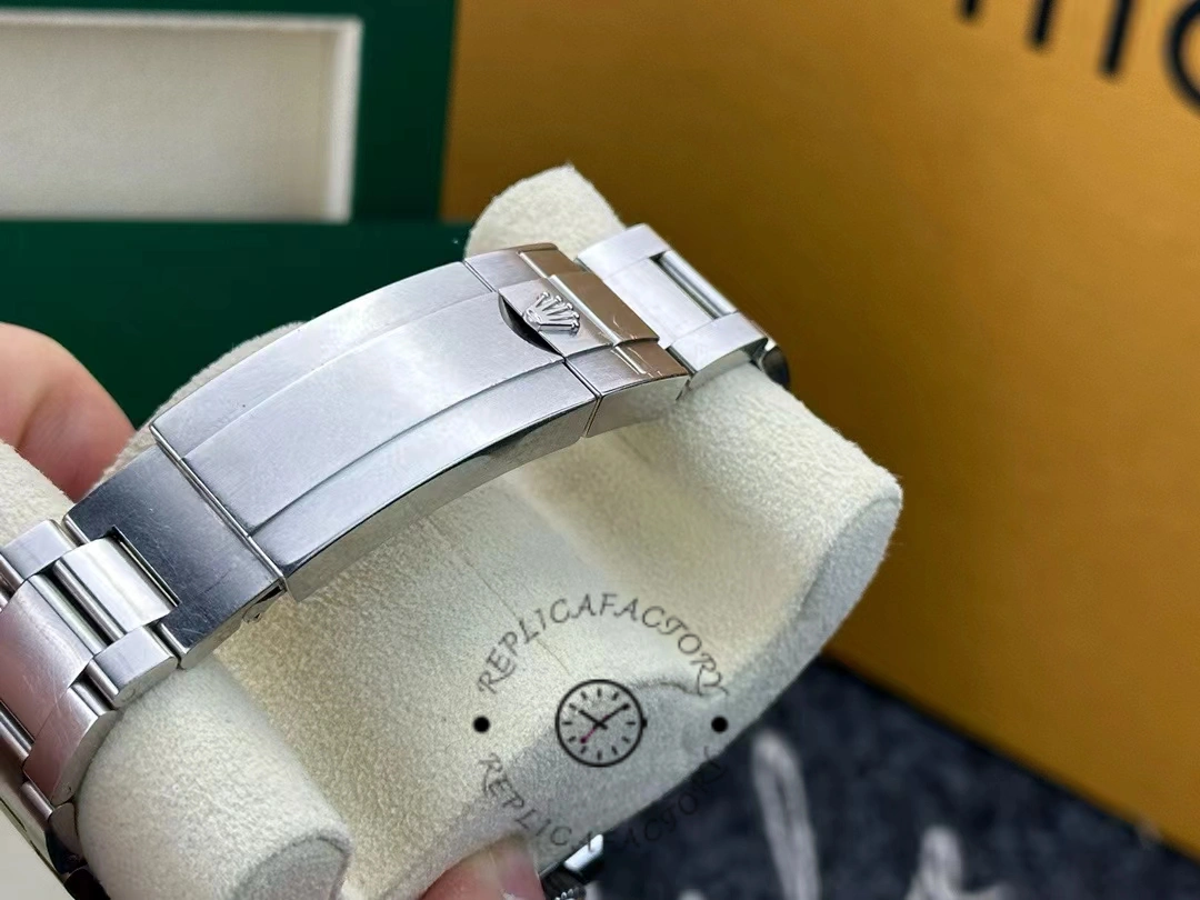 Cierre de pulsera del Rolex Sea-Dweller 126600-0002 con el logotipo de la corona de Rolex grabado.