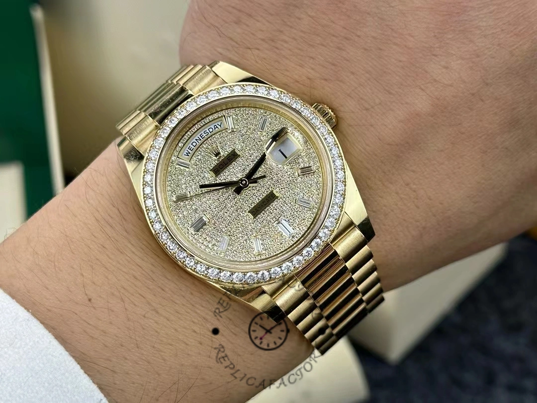 Rolex Day-Date 40 18K yellow gold, diamond-paved dial, diamond m228348rbr 0037