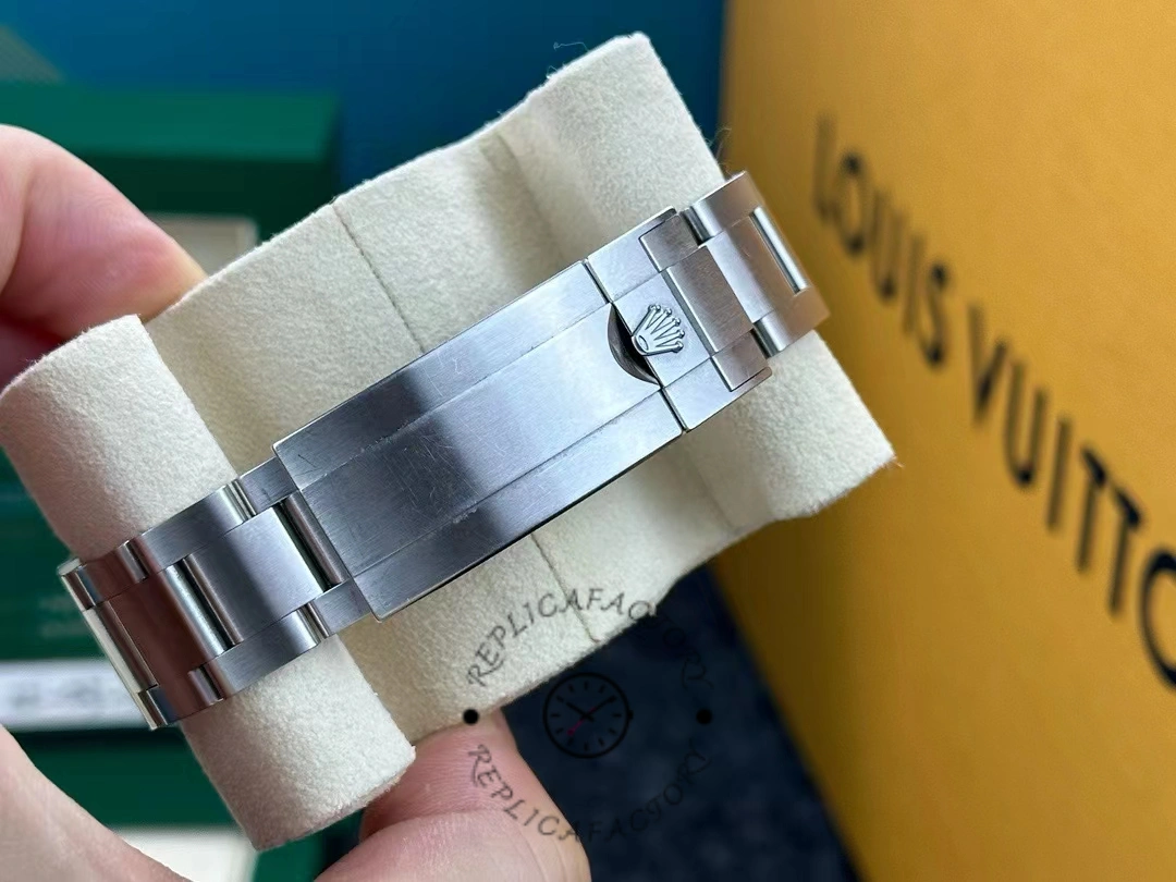 Front plan of the Rolex Submariner 126610LN bracelet showing the Oysterlock clasp.