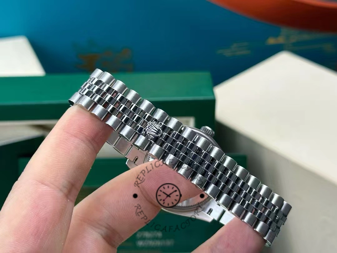 Front plan of the closure and bracelet of the Rolex Datejust 31 mm 278274-0018 after 2 years, showing its durability and minimal wear marks.