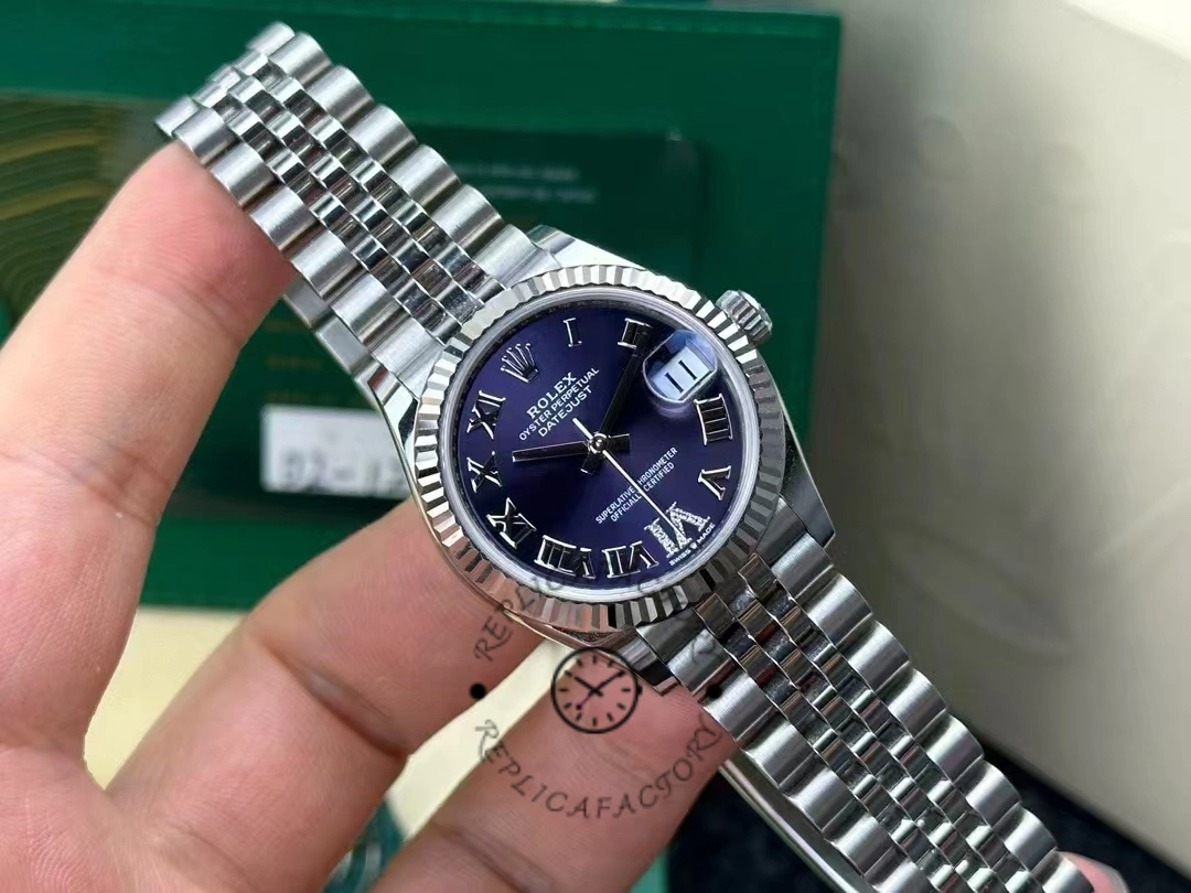 Side photo of the Rolex Datejust 31 mm 278274-0018 after 2 years, highlighting the shine and wear status of the Jubilee bracelet