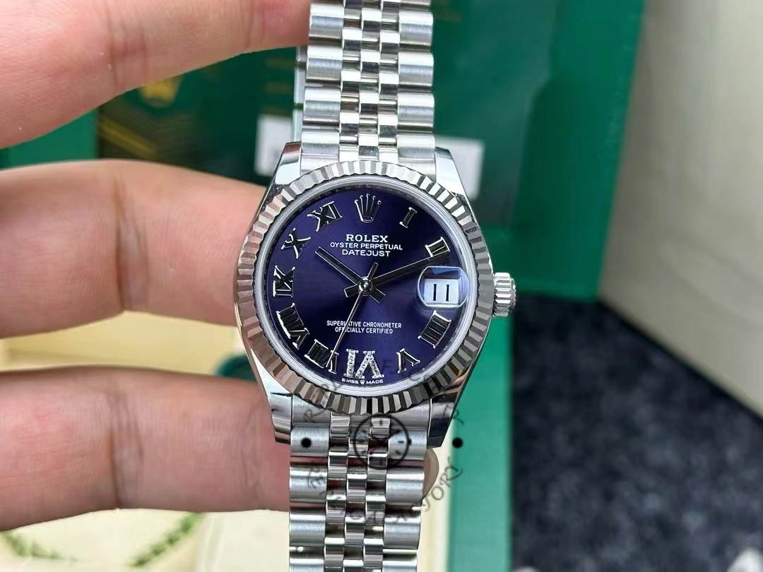 Real photo of the Rolex Datejust 31 reference 278274-0018 with blue dial and diamond VI after 2 years of use, showing excellent condition and shine.